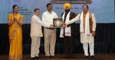 राज्यपाल गुरमीत सिंह ने यूपीसीएल प्रबंध निदेशक पीसी ध्यानी को पुरस्कार देकर किया सम्मानित