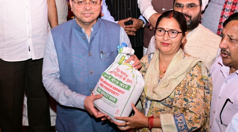 सेवा संकल्प अभियान के तहत देहरादून में आयोजित बहुउद्देशीय शिविर में मुख्यमंत्री धामी ने किया प्रतिभाग, विभागीय स्टॉलों का किया अवलोकन