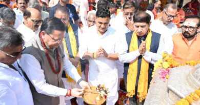 प्रधानमंत्री मोदी के सार्वजनिक सेवा के 25 वर्ष पूर्ण होने पर मुख्यमंत्री धामी ने मंत्रिमंडल के सहयोगियों के साथ हरकी पैड़ी पर किया गंगा पूजन एवं आरती