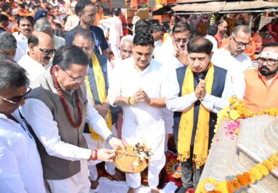 प्रधानमंत्री मोदी के सार्वजनिक सेवा के 25 वर्ष पूर्ण होने पर मुख्यमंत्री धामी ने मंत्रिमंडल के सहयोगियों के साथ हरकी पैड़ी पर किया गंगा पूजन एवं आरती