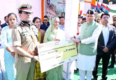 मुख्यमंत्री धामी ने पुलिस स्मृति दिवस पर शहीद जवानों को दी श्रद्धांजलि, परिजनों को किया सम्मानित