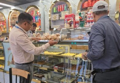 त्योहारी सीजन में मिठाइयों की गुणवत्ता पर खाद्य सुरक्षा विभाग सख्त, सहस्त्रधारा रोड की स्वीट्स शॉप पर छापेमारी, मिठाइयों की ट्रे पर निर्माण और अवसान तिथि लिखना अनिवार्य