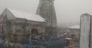केदारनाथ धाम में बर्फबारी से बदला नजारा, सफेद चादर में लिपटीं पहाड़ियां, प्रशासन ने जारी की चेतावनी