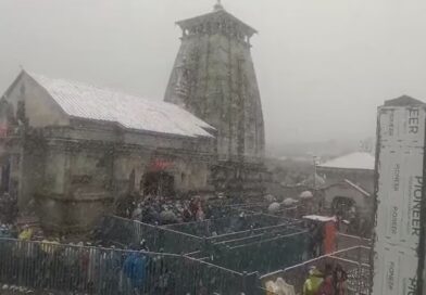 केदारनाथ धाम में बर्फबारी से बदला नजारा, सफेद चादर में लिपटीं पहाड़ियां, प्रशासन ने जारी की चेतावनी