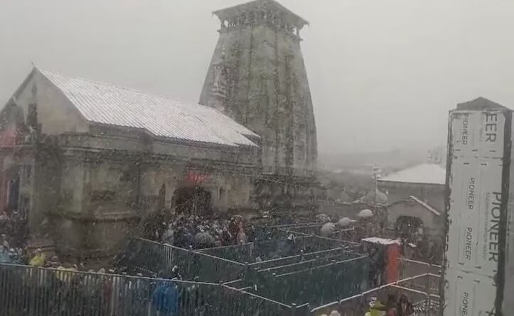 केदारनाथ धाम में बर्फबारी से बदला नजारा, सफेद चादर में लिपटीं पहाड़ियां, प्रशासन ने जारी की चेतावनी